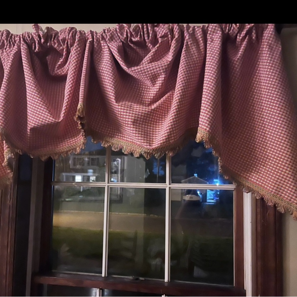 Elegant mauve and olive green  Checkered Valance (county Curtains). Like new!